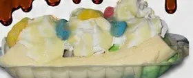 Banana split con tres bolas de helado, chantilly y gomitas.