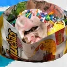 Bolsa de snack abierta con helado y confites de colores.