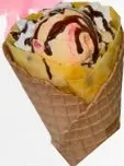 Crepa en forma de cono con helado y sirope de chocolate.